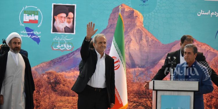 خبرآنلاین – تصاویر | دیدار عمومی پزشکیان با مردم در مصلی شهر ایلام