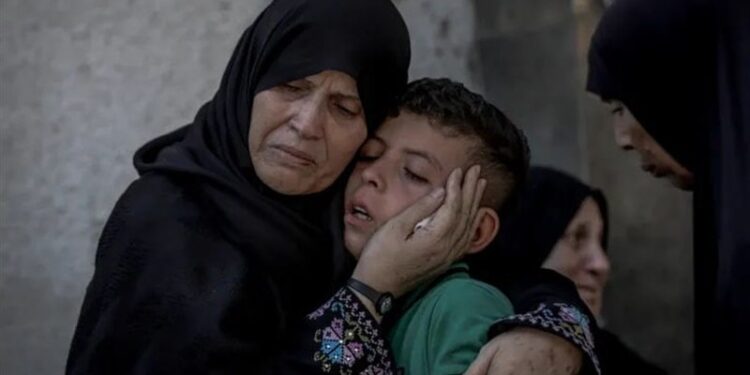 Israeli Bombardment Hits Displaced Families, Medical Centers in Gaza