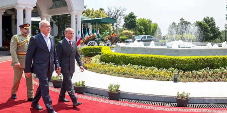 Iran, Pakistan Ink 12 Cooperation Deals