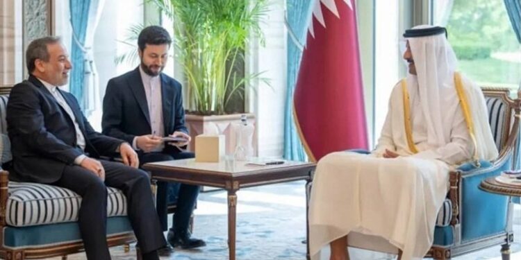 Iran FM, Qatari Emir Meet in Doha, Emphasize Bolstering Bilateral Ties