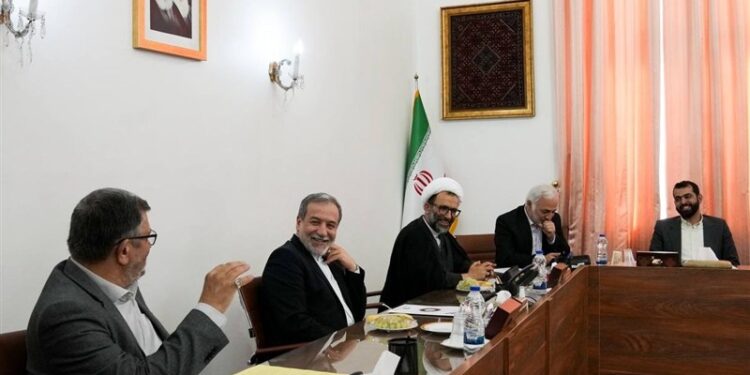 FM Calls for Legislation to Support Iranian Expats