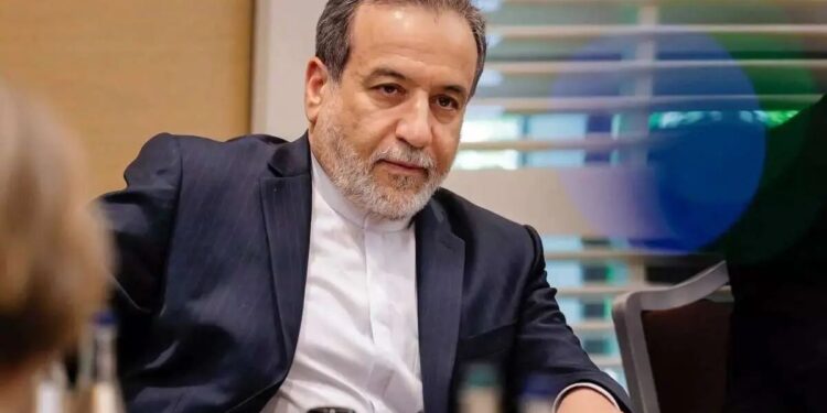 Iran FM Urges Global Condemnation of US Illegal Threats