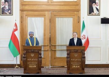 Oman Keeping Channels of Talks Open to Avert Challenges, FM Says in Tehran